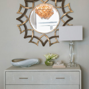 Foto på en liten vintage hall, med grå väggar