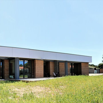 Façade bois derrière le bandeau blanc