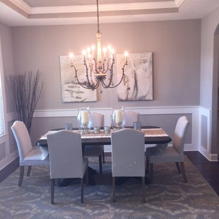 Пример оригинального дизайна: гостиная-столовая среднего размера в стиле современная классика с бежевыми стенами, темным паркетным полом и коричневым полом