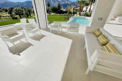 Example of a minimalist patio design in Los Angeles