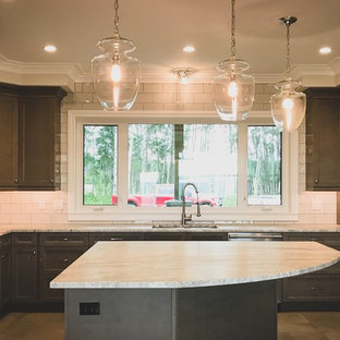 Inspiration pour une grande arrière-cuisine design en L avec un placard avec porte à panneau encastré, des portes de placard en bois sombre, un plan de travail en granite, une crédence blanche, une crédence en carreau de porcelaine, un électroménager en acier inoxydable, un sol en carrelage de céramique, un îlot central, un sol marron et un plan de travail jaune.