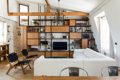Imagen de salón blanco y madera actual con paredes blancas, suelo de madera clara, televisor independiente, vigas vistas y piedra