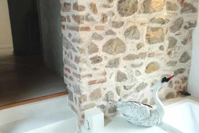 Idee per una stanza da bagno minimalista con vasca da incasso, piastrelle bianche, piastrelle di pietra calcarea, pareti bianche, pavimento in mattoni, pavimento bianco e top bianco