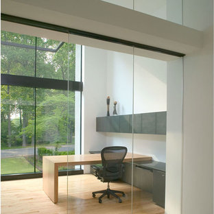 Idee per uno studio moderno di medie dimensioni con pareti bianche, parquet chiaro e scrivania incassata