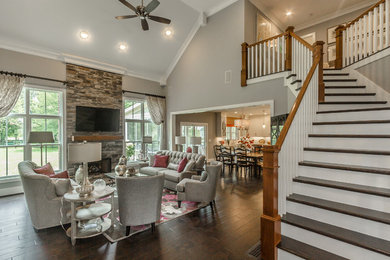 Example of a transitional home design design in Louisville