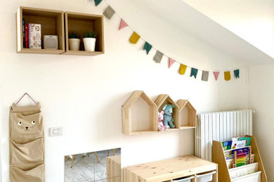 ミラノにある低価格の小さな北欧スタイルのおしゃれな赤ちゃん部屋 (ベージュの壁、磁器タイルの床、男女兼用、ベージュの床、折り上げ天井) の写真