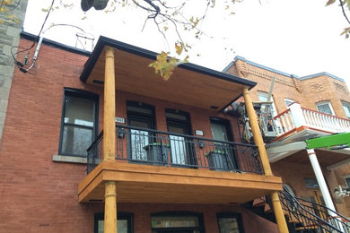 Example of a transitional home design design in Montreal