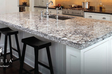 Eat-in kitchen - mid-sized traditional eat-in kitchen idea in Kansas City with an island