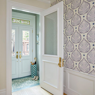 ニューヨークの小さい両開きドアトランジショナルスタイルのおしゃれな玄関ラウンジ (紫の壁、磁器タイルの床、白いドア、緑の床) の写真