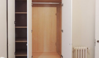 Armario abatible a medida evitando aparato aire acondicionado