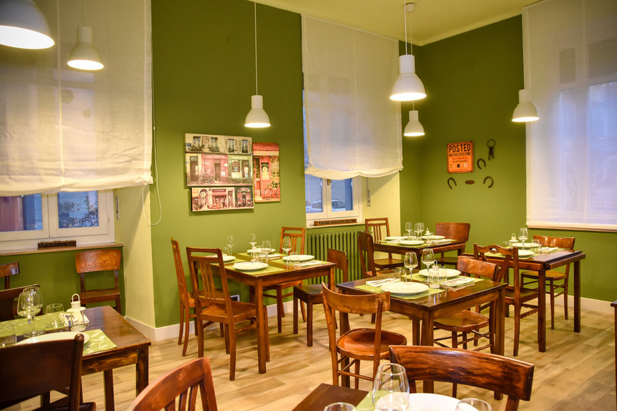 Relooking di ristorante rustico-chic verde oliva