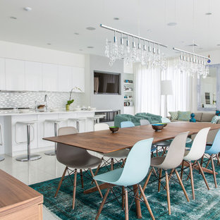 ニューオリンズのコンテンポラリースタイルのLDKの画像 (白い壁)