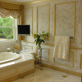 ニューヨークのトランジショナルスタイルのおしゃれな地下室 (ターコイズの床) の写真