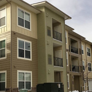 На фото: фасад многоквартирного дома в стиле кантри с облицовкой из металла с