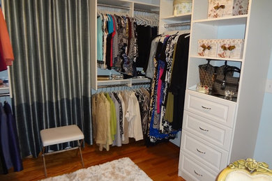 Foto de armario y vestidor moderno de tamaño medio