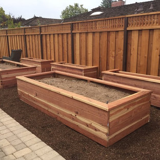 Réalisation d'un jardin à la française arrière tradition de taille moyenne et au printemps avec des pavés en brique, une entrée ou une allée de jardin et une exposition ensoleillée.