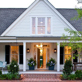 アトランタのカントリー風おしゃれな家の外観 (ビニールサイディング、切妻屋根) の写真