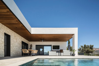 Imagen de terraza planta baja mediterránea grande en patio lateral y anexo de casas con ducha exterior y barandilla de metal