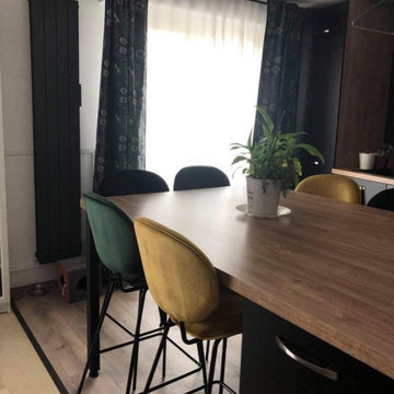 Cuisine ouverte noire et bois moderne chic avec ilot central.