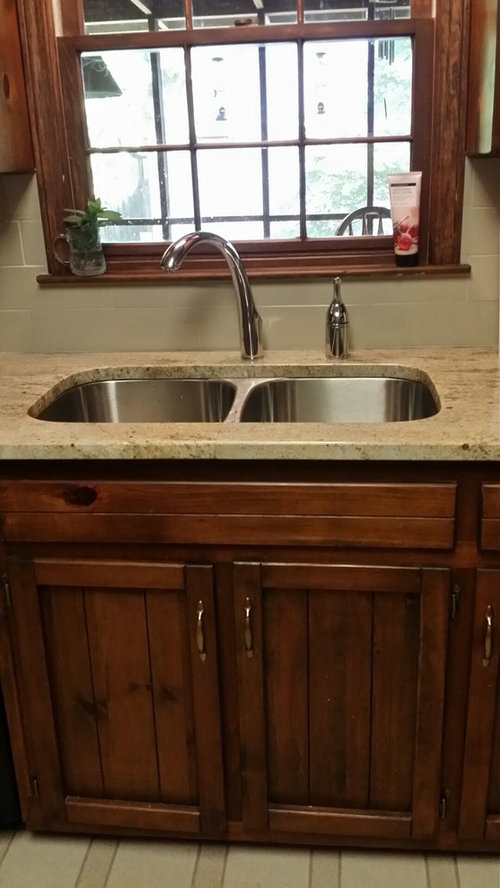 Kitchen faucet splashes!