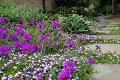 Inspiration for a traditional landscaping in Atlanta.