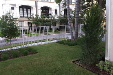 Design ideas for a large traditional front yard mulch landscaping in Houston.