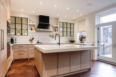 Kitchen photo in Montreal