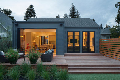 Example of a trendy backyard deck design in San Francisco with no cover