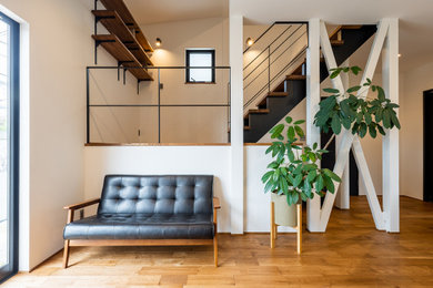 Idee per un soggiorno minimalista di medie dimensioni e aperto con pareti bianche, pavimento in legno massello medio, nessun camino, soffitto in carta da parati e carta da parati