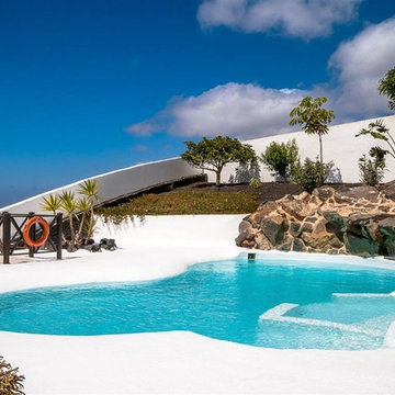 Beach style swimming pool by Natura Design S.L.