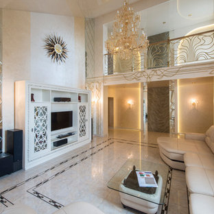 Imagen de salón para visitas cerrado, mediterráneo, de tamaño medio, sin chimenea, con paredes beige, suelo de baldosas de porcelana, pared multimedia y suelo beige