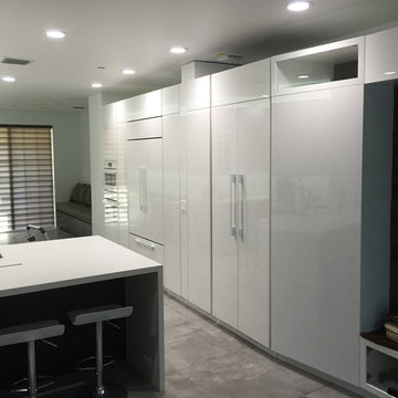 high gloss acrylic/textured laminate kitchen