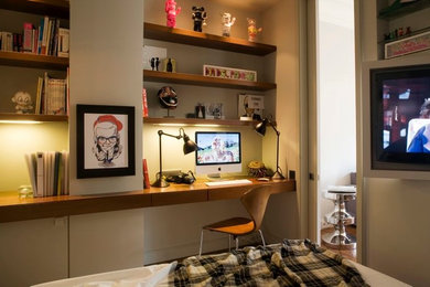 Cette image montre une chambre parentale design de taille moyenne avec un mur blanc.
