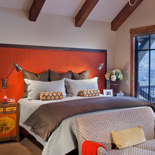 Esempio di una grande camera matrimoniale etnica con pareti beige e moquette