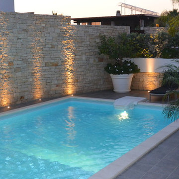 villa in pietra rivestita con listelli tranciati in pietra di Trani