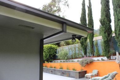 Patio - contemporary patio idea in Los Angeles