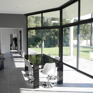 ボルドーの広いコンテンポラリースタイルのLDKの画像 (グレーの壁、セラミックタイルの床)