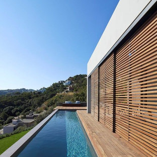 Kleiner Moderner Pool in L-Form mit Poolhaus in Sonstige