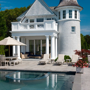 ボストンの長方形ヴィクトリアン調のおしゃれな裏庭プール (天然石敷き) の写真