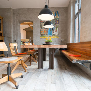 ベルリンの中サイズのエクレクティックスタイルのLDKの画像 (グレーの壁、暖炉なし、塗装フローリング)