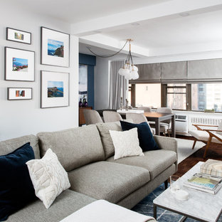 Idéer för ett litet modernt vardagsrum, med en hemmabar, vita väggar, mörkt trägolv och brunt golv