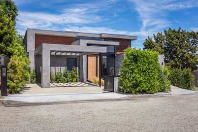 ロサンゼルスにある高級なコンテンポラリースタイルのおしゃれな家の外観 (コンクリートサイディング、緑化屋根) の写真