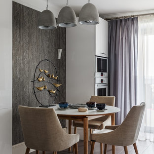 京都の小さいコンテンポラリースタイルのおしゃれなダイニング (グレーの壁、暖炉なし、茶色い床) の写真