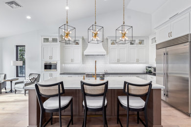 Kitchen - traditional kitchen idea in Phoenix
