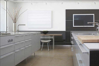 Example of a mid-century modern home design design in Los Angeles