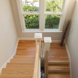 Modelo de escalera en U, de estilo americano, pequeña, con escalones de madera y contrahuellas de madera pintada