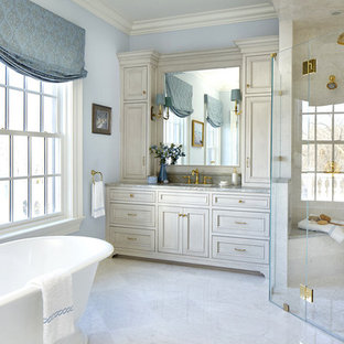 Idee per una stanza da bagno padronale tradizionale con ante con riquadro incassato, ante grigie, vasca freestanding, doccia ad angolo, piastrelle grigie, piastrelle a mosaico, pareti blu, pavimento in marmo, lavabo sottopiano, top piastrellato, pavimento grigio, porta doccia a battente e top grigio