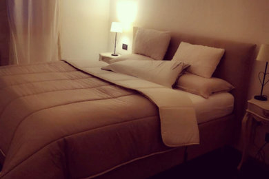 ヴェネツィアにある中くらいなシャビーシック調のおしゃれな主寝室 (白い壁、濃色無垢フローリング、茶色い床) のレイアウト