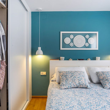 Dormitorio y vestidor con pared en color y luces suspendidas