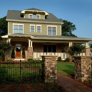 アトランタのトラディショナルスタイルのおしゃれな家の外観 (緑の外壁、木材サイディング、半切妻屋根、戸建、板屋根) の写真